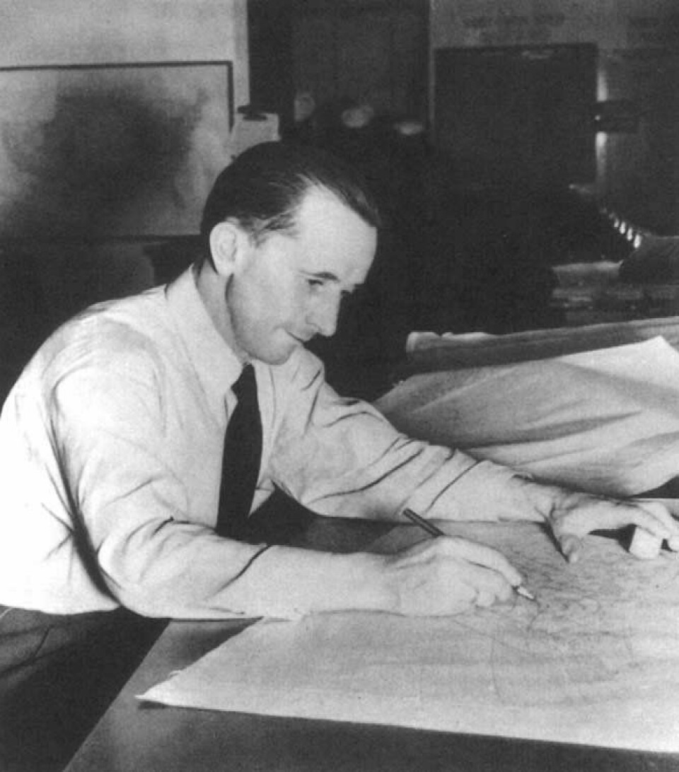 PESSIMISTEN: Sverre Petterssen i arbeid med værkartene før D-dagen. Meteorologhelten fra Vesterålen ble amerikansk statsborger etter krigen.