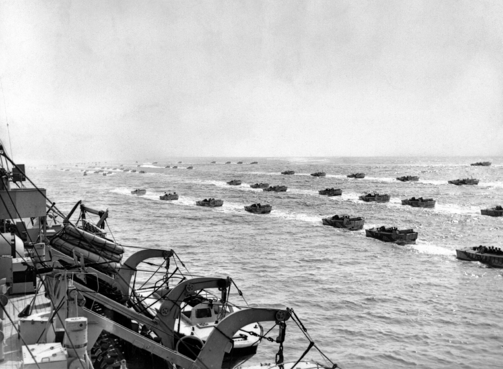 <b>ARMADA:</b> Invasjonsflåten på vei mot Normandie 6. juni 1944 i det korte vinduet mellom to stormer. Tyskerne ventet ikke besøk i ruskeværet, og ble tatt på sengen av angrepet. 