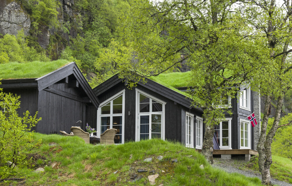 IDYLLISKE OMGIVELSER: Den flotte fjellhytta ligger idyllisk til, og de mange vinduene sørger for god utsikt og at masse lys slipper inn. IDYLLISKE OMGIVELSER: Den flotte fjellhytta ligger idyllisk til, og de mange vinduene sørger for god utsikt og at masse lys slipper inn.