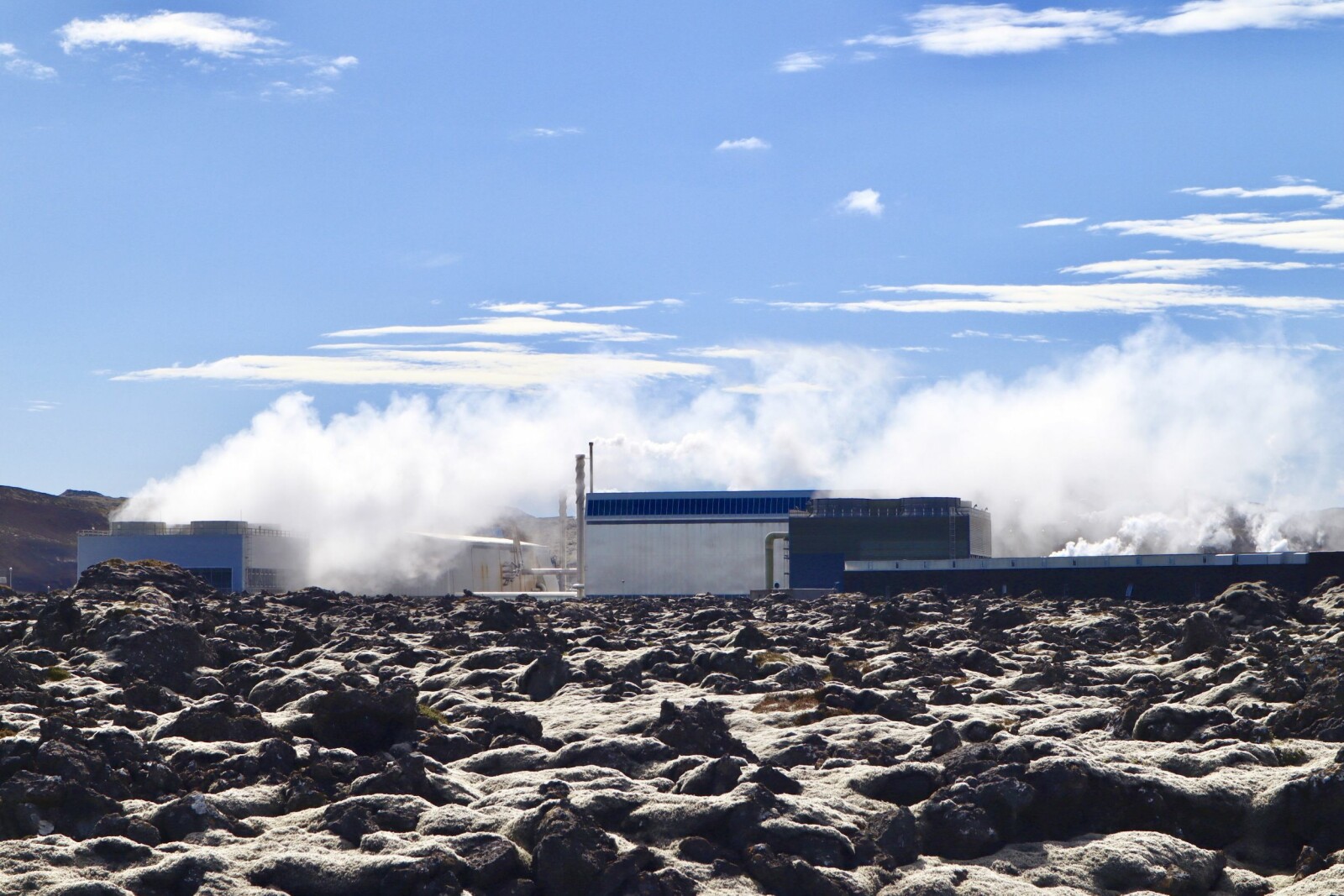 <span class=bold>Nytte og glede</span> Islendingene vet å utnytte varmen moder jord byr på gjennom vulkansk aktivitet på øya. Her er kraftverket Svartsengi, rett ved siden av turistattraksjonen Den blå lagune. 