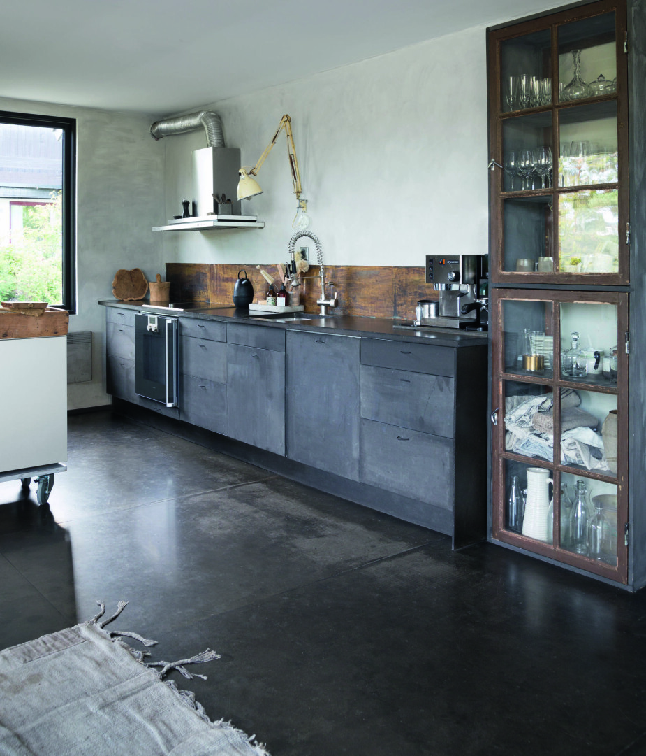 RUSTIKT: Kjøkkenet er på ca 36 kvm, Rundt en skapstamme fra Ikea har familien bygd et vakkert og funksjonelt kjøkken som stadig utsettes for nye krumspring. Det rustikke uttrykket er et resultat av langvarige prosesser og Vigtel Høllands personlige stil. Kjøkkenfrontene har hun og mannen laget selv.