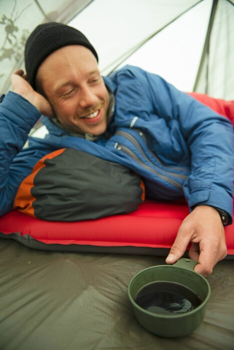 <b>PRIMÆRBEHOVENE: </b>Med tett telt, mykt underlag, lun sovepose og nykokt kaffe er alle primærbehovene dekket.