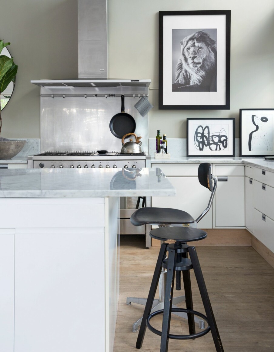 SOSIALT KJØKKEN: Kjøkkenøya er fra Ikea, men er spritet opp med en marmorplate som også fungerer som bordplate i enden. Barstolen med rygg er en gammel kontorstol fra 50-tallet, mens krakken er fra Ikea. Her er det fint både å spise og holde kokken med selskap. SOSIALT KJØKKEN: Kjøkkenøya er fra Ikea, men er spritet opp med en marmorplate som også fungerer som bordplate i enden. Barstolen med rygg er en gammel kontorstol fra 50-tallet, mens krakken er fra Ikea. Her er det fint både å spise og holde kokken med selskap.
