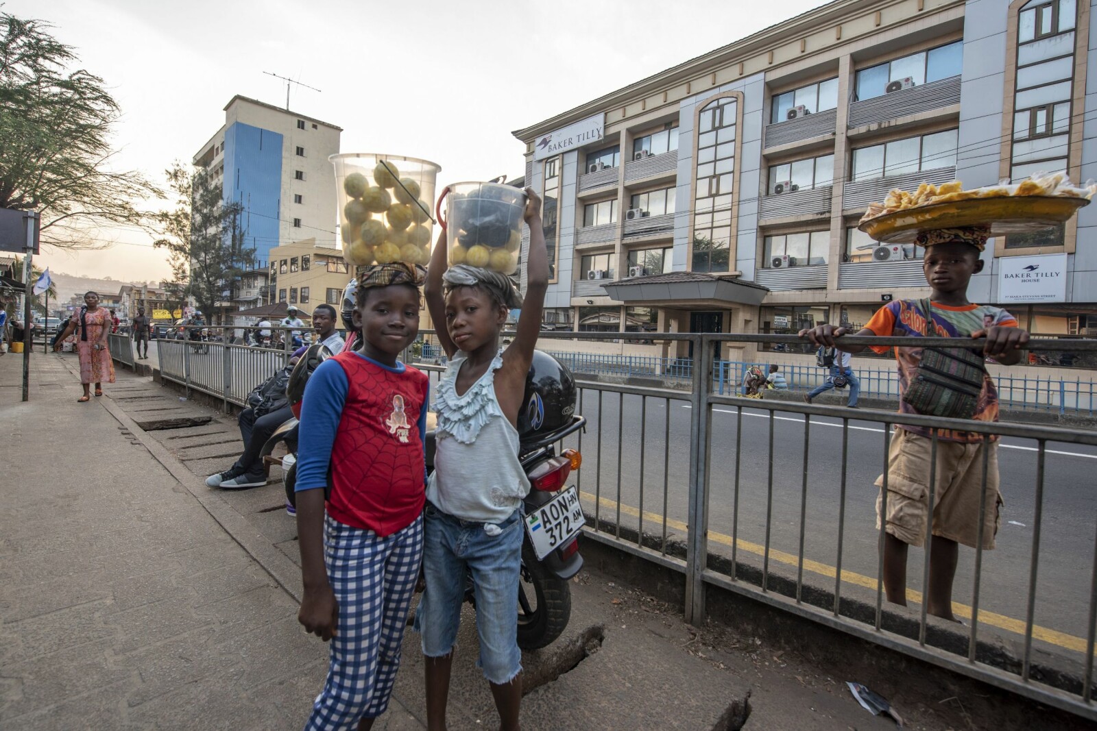<b>FRUKTSELGERNE:</b> – Vil du kjøpe appelsiner? Barn som selger frukt på gata i Freetown.