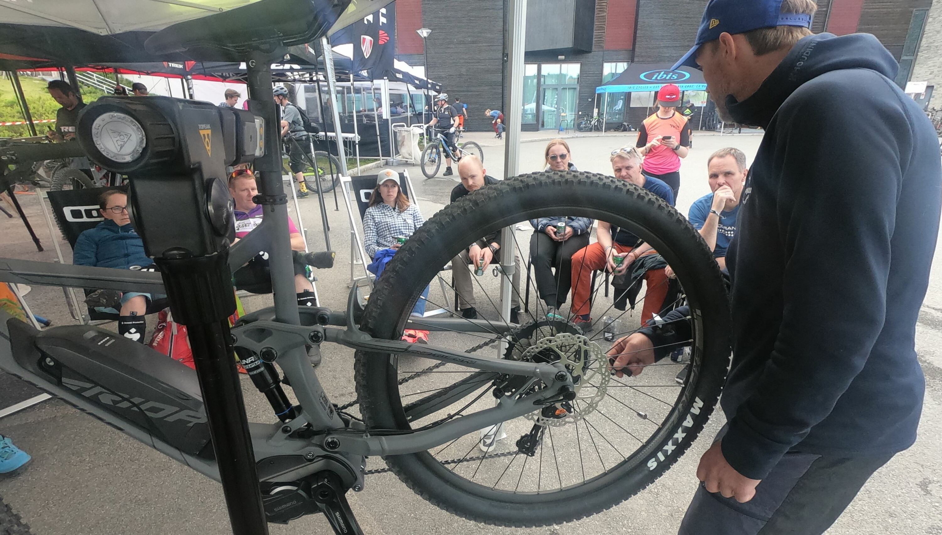 DREKK OG MEKK: Dagens morsomste kurs, i regi av Kjetil Lindblad fra Merida Bikefixx. Tilhørerne drekker, Kjetil lærer bort mekketriks.