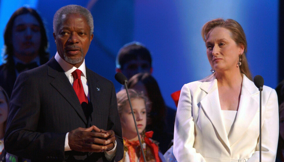 NOBELPRISKONSERTEN: Meryl Streep ledet Nobelpriskonserten i 2001. Her er hun sammen med årets fredsprisvinner, Kofi Annan, FNs generalsekretær.