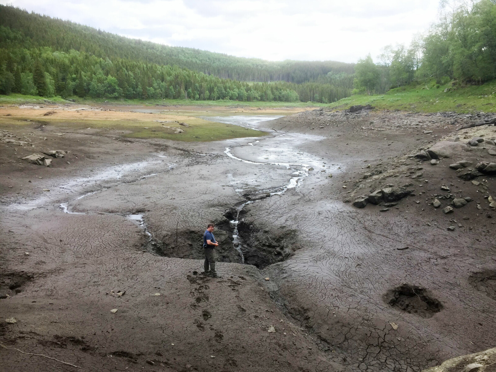 <b>TØMT FOR VANN:</b> Mandag 12. juni 2017 var Engavatnet helt tømt for vann. Jan Odvar Nielsen står ved trakten der hvor vannet har rent ut.
