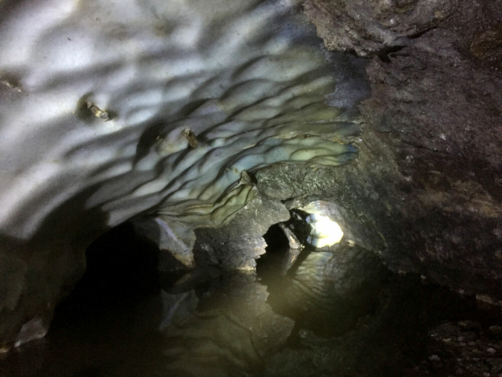 <b>KARST:</b> Berggrunnen rundt Engavatnet består av kalkstein, og i den kan vann danne grotter og tunneler. Dette kalles et karstlandskap.