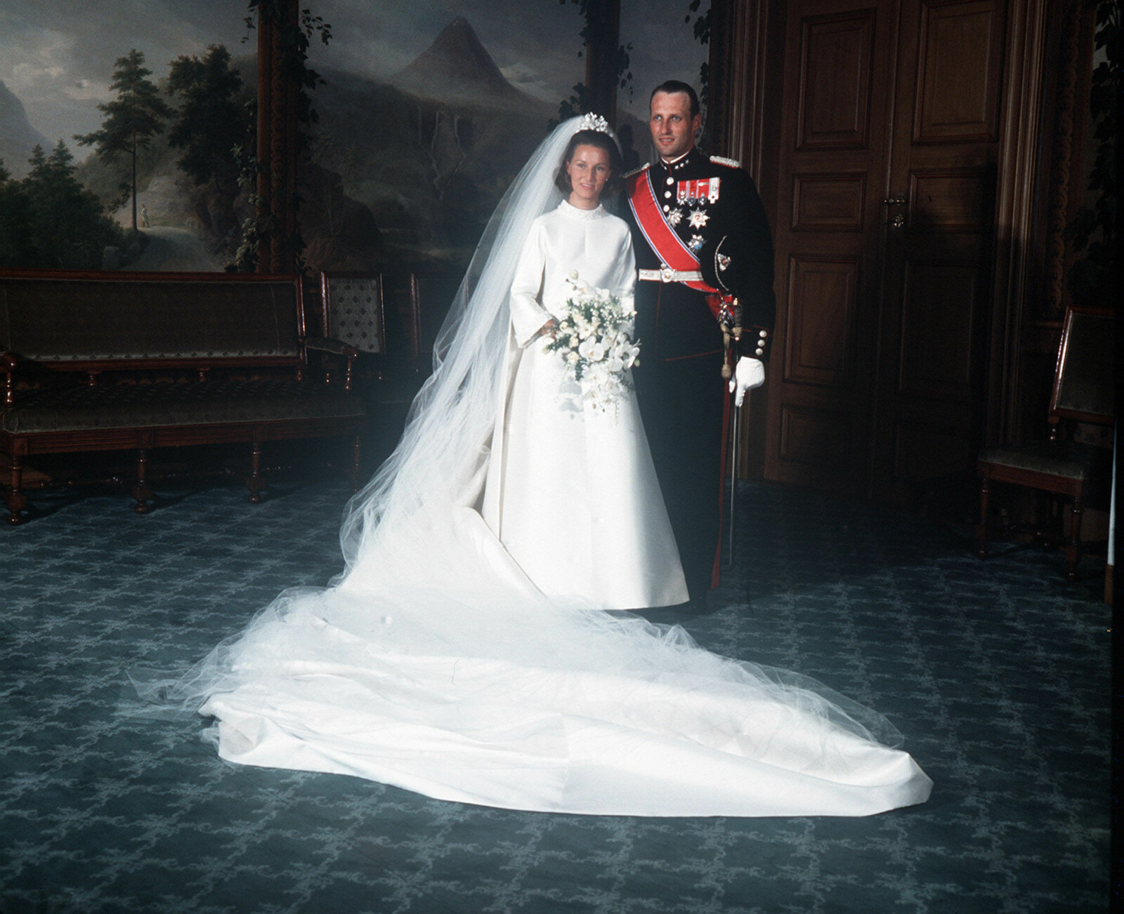 HISTORISK: Harald og Sonja ga hverandre sitt ja i august 1968, og Harald brøt dermed den kongelige tradisjonen da han giftet seg med en helt vanlig jente, og ikke en 
kongelig. Her under den offisielle fotograferingen i fugleværelse på Slottet.