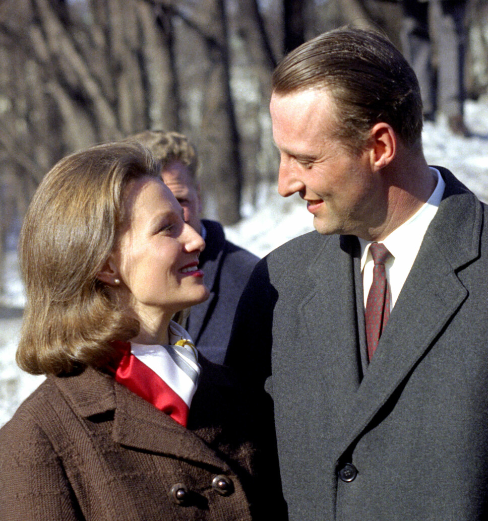 FORELSKET: I 1968 kunne daværende kronprins Harald endelig offentliggjøre at han hadde forlovet seg med Oslo-jenta Sonja Haraldsen som hadde vært kjæresten hans i ni år.