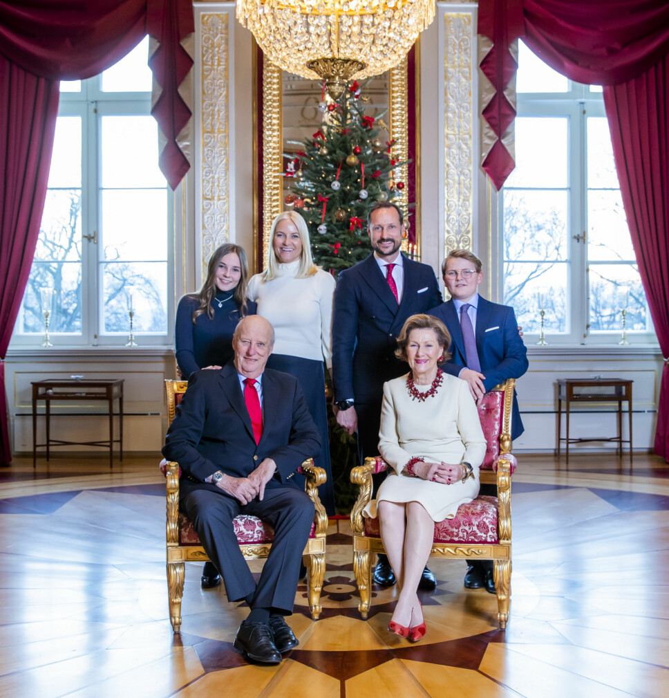 KONGEFAMILIEN: Her er kongeparet sammen med 
kronprins Haakon, kronprinsesse 
Mette-Marit og deres barn, prinsesse Ingrid Alexandra og prins Sverre Magnus i forbindelse med julefotograferingen på Slottet i fjor.
