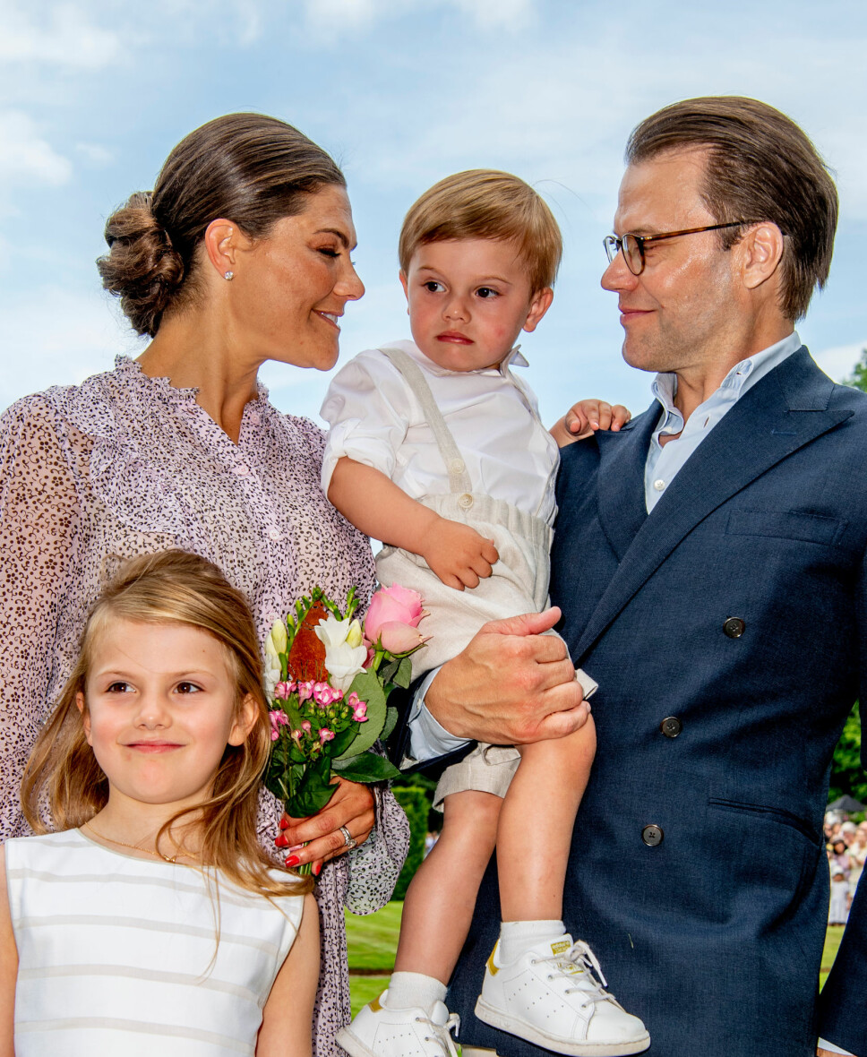 LYKKELIGE: Prins Daniel startet som prinsesse Victorias personlige trener. I dag er de lykkelig gift og har barna Estelle og Oscar sammen.