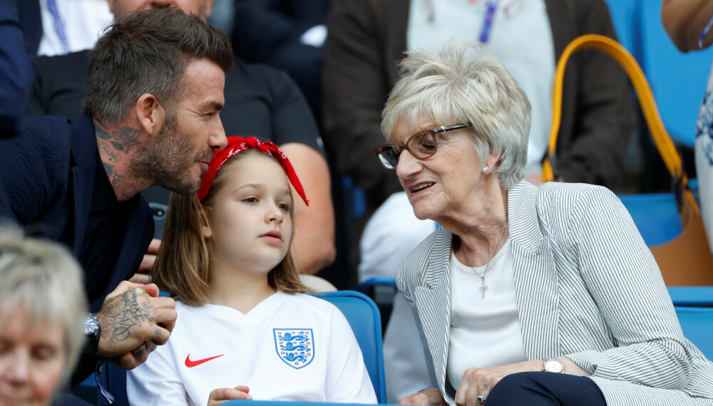 TRE GENERASJONER: David Beckham tok med seg mamma og datteren på kvartfinalekampen i Frankrike.