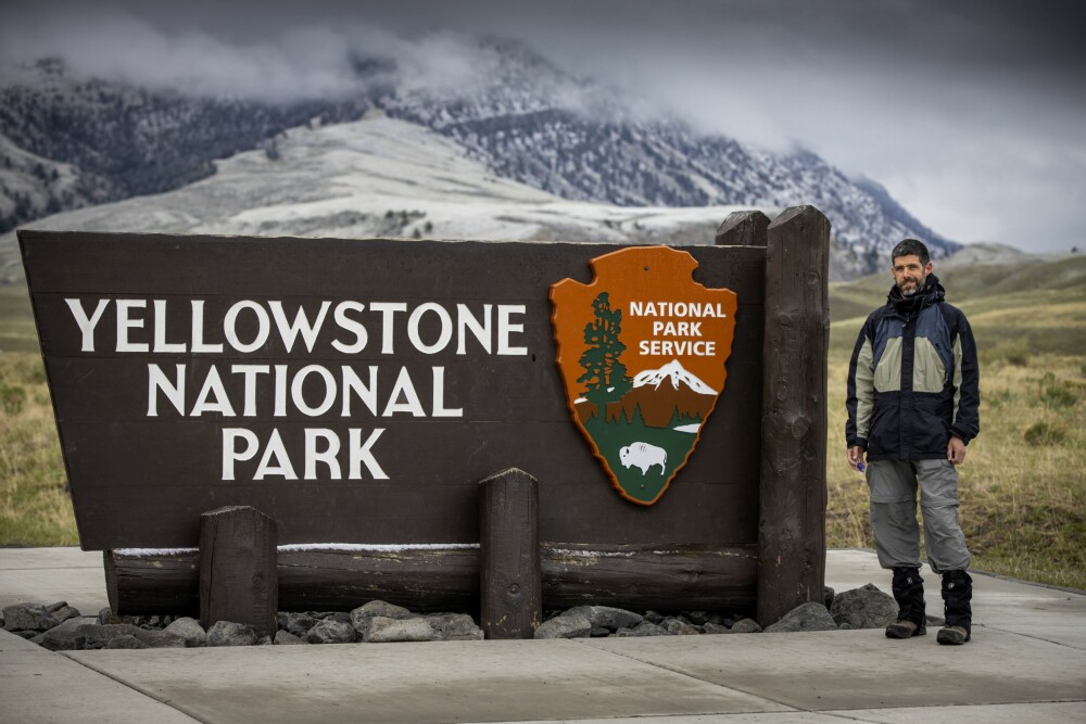 <b>EKSPERTENE PÅ YELLOWSTONE:</b> Geofysiker Michael Poland fra Yellowstone Volcano Observatory, har forsket på vulkanen under Yellowstone i en årrekke, og han besøker parken flere ganger i året. Her ved den nordlige inngangen til parken en iskald vårdag i slutten av mai.