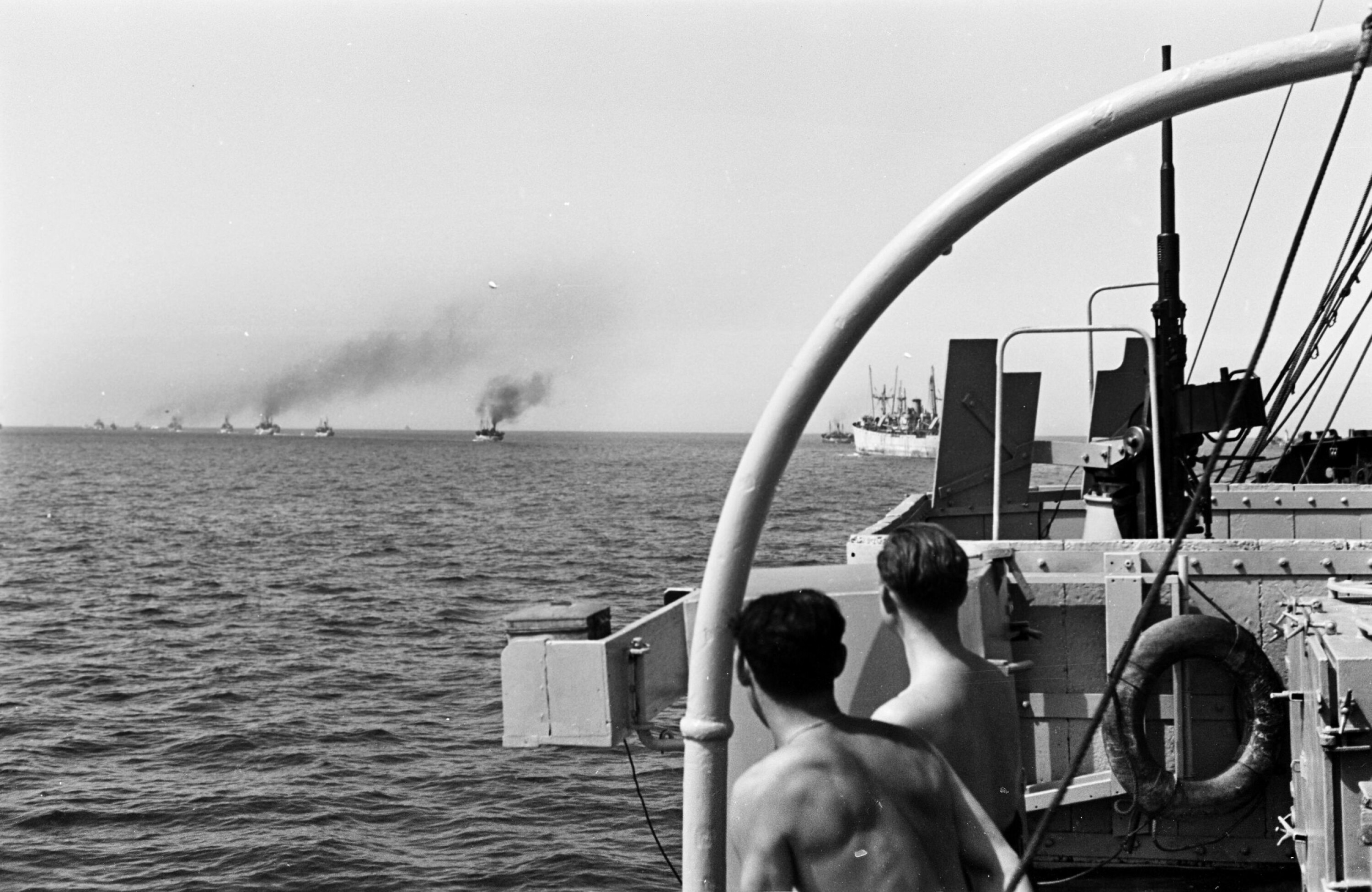 NERVEPIRRENDE: Konvoi etter konvoi fraktet livsviktige forsyninger og nye tropper inn i Normandie. Hele tiden var faren for tyske angrep til stede