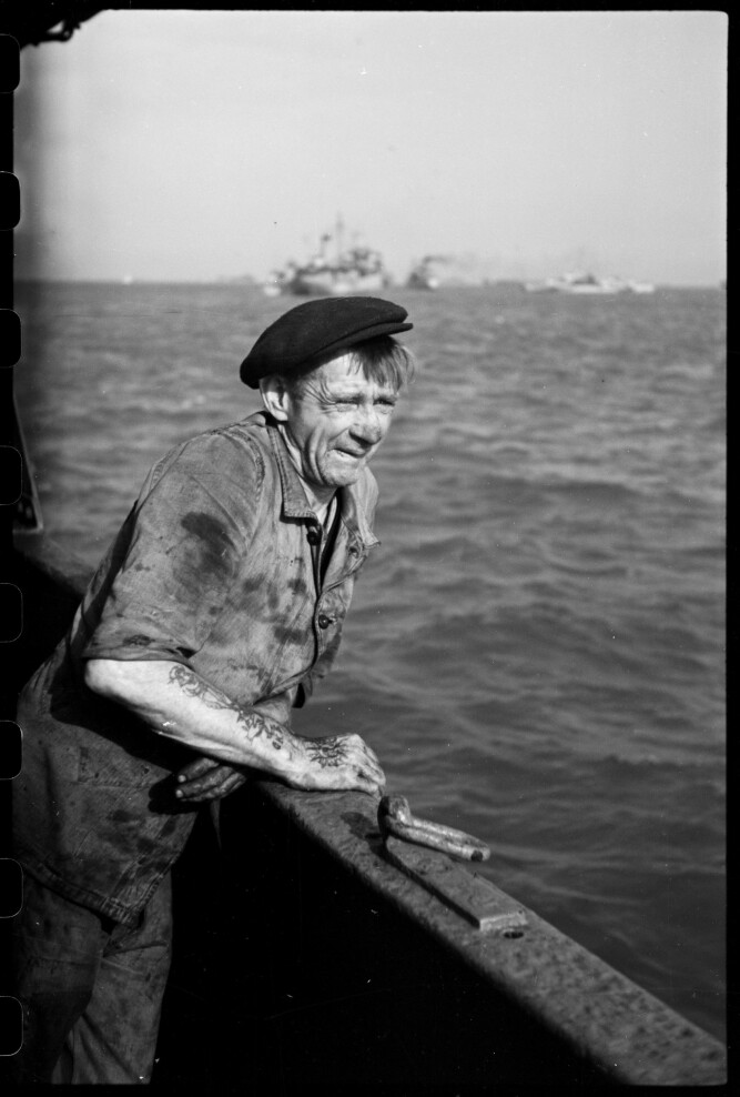 <b>KAMP I SIKTE:</b> Fyrbøteren om bord på «Vestmandrød» fotografert i samme øyeblikk som han får det første glimtet av Frankrike og kampene mot tyskerne. 