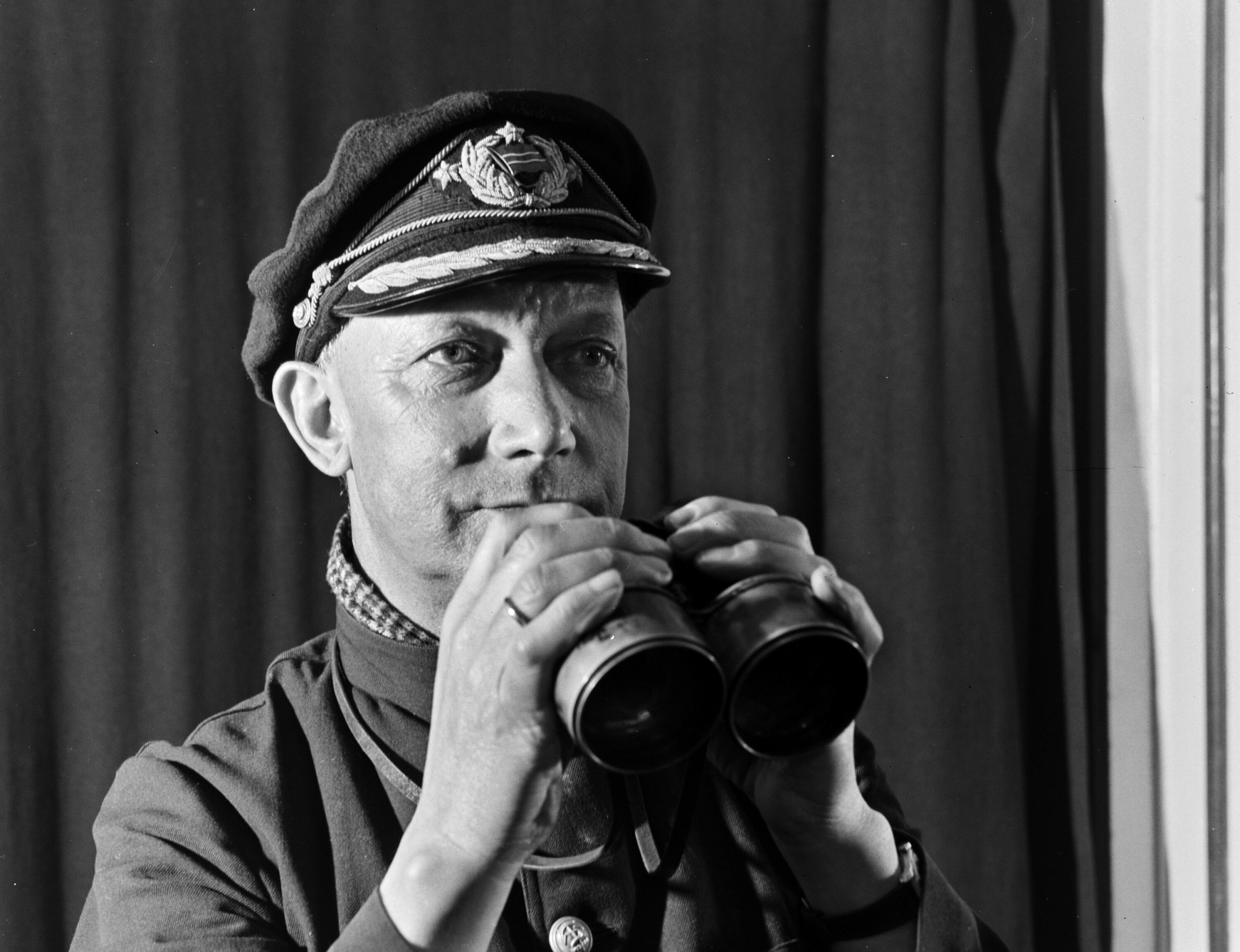 TROSSET FARER: Kaptein R. Nyquist fotografert om bord på S/S Heien under en av de første av flere turer i alliert konvoi til Normandie.