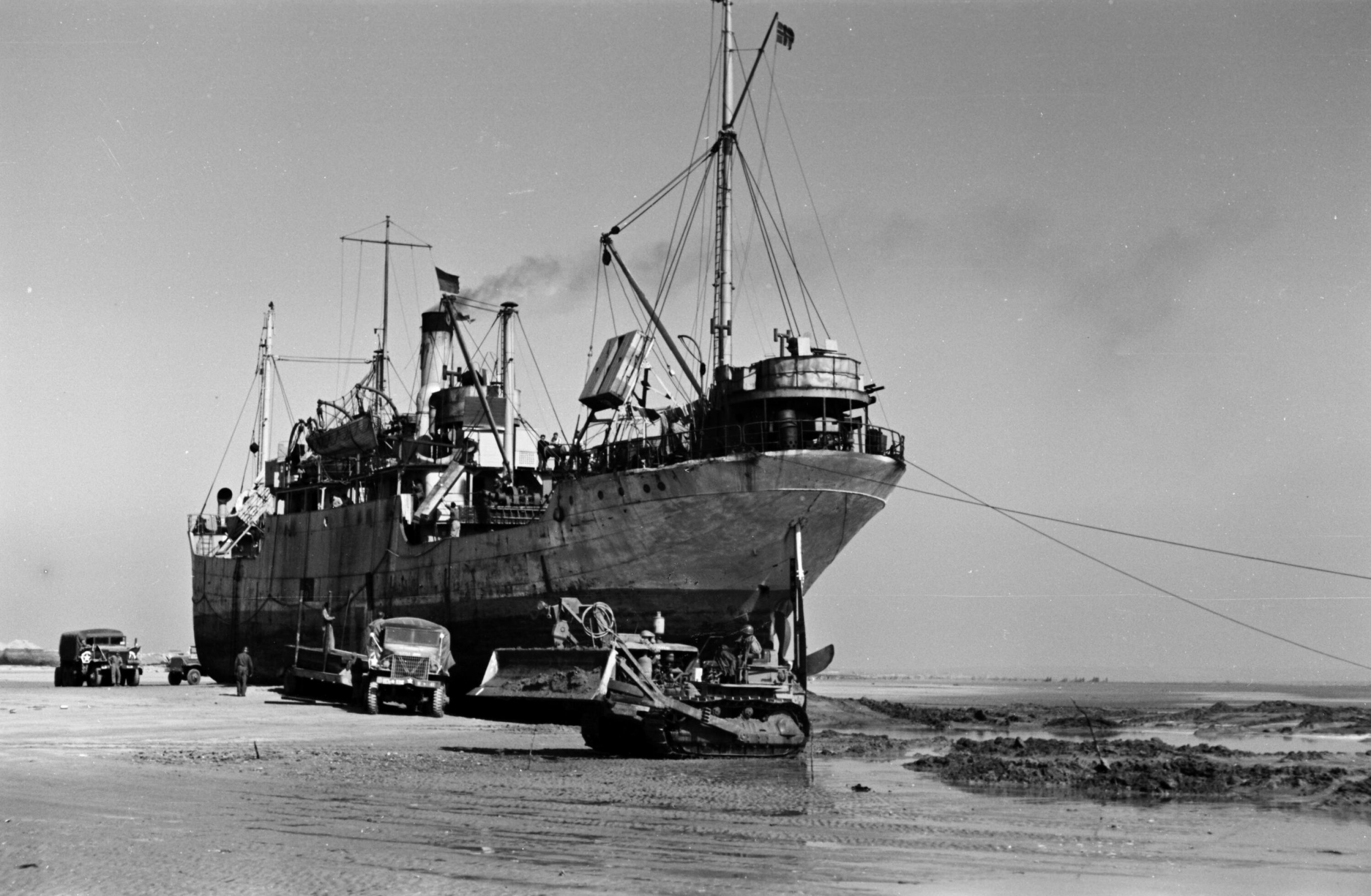 LOSSET VED LAVVANN: I mangel av kaikapasitet ble «Vestmandrød» kjørt på grunn på sandbankene og losset ved lavvann. Ved høyvann var skipene flott og returnerte til England for ny last.