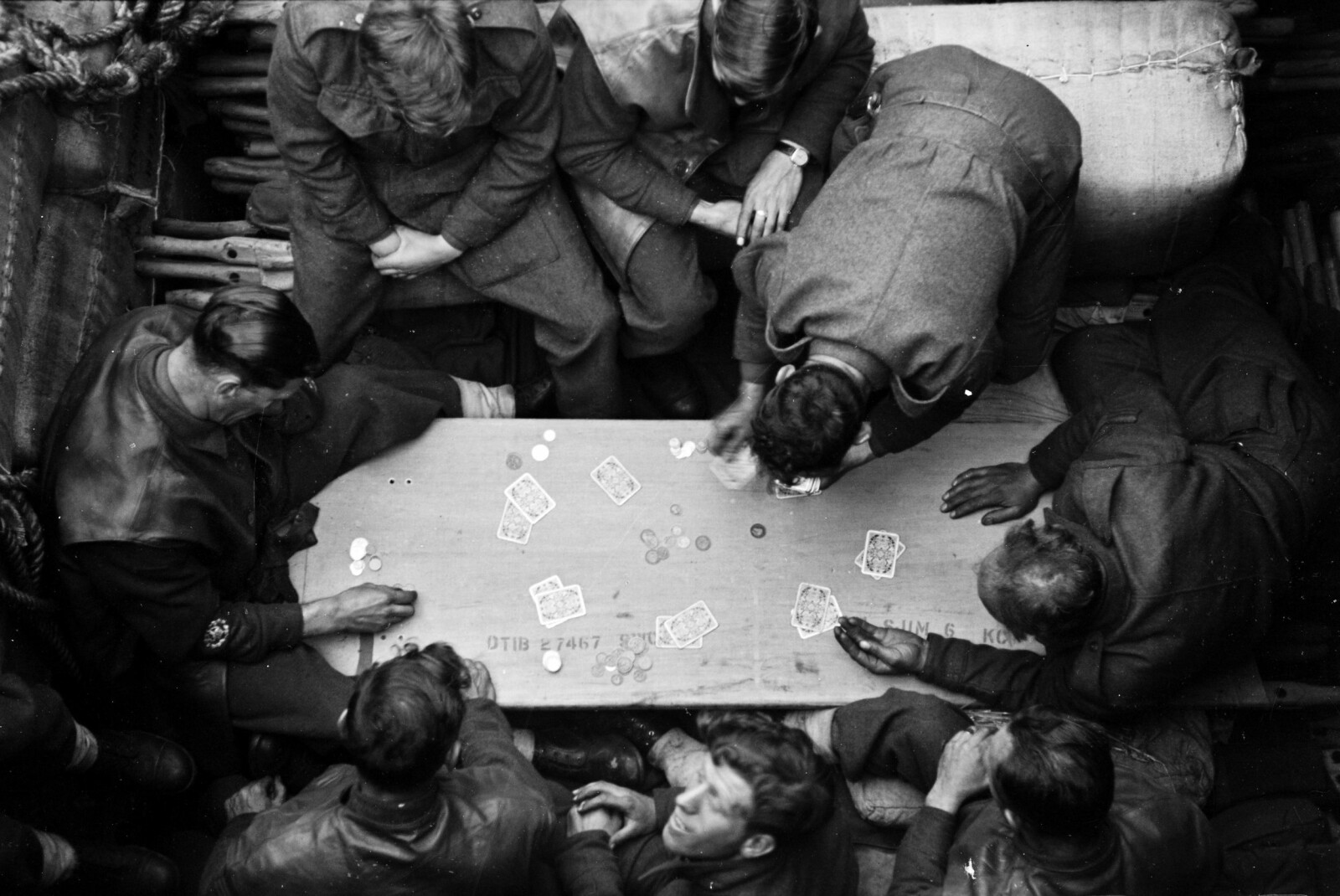 <b>HØY INNSATS:</b> Soldater får tankene over på noe annet med poker under overfarten fra England til fronten i Frankrike. 
