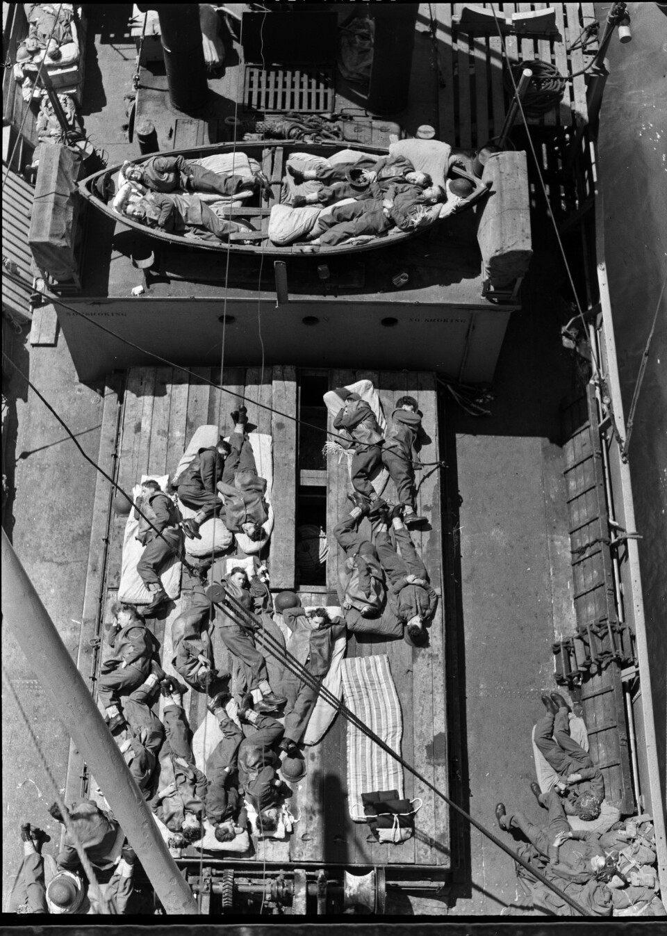 STORMEN OVER: Etter at de første kamptroppene var i land i Normandie, ble andre grupper soldater sendt etter, som her; ingeniørtropper som skulle ta seg av lossing av lasteskip. De skulle arbeide på en strand som var sikret.