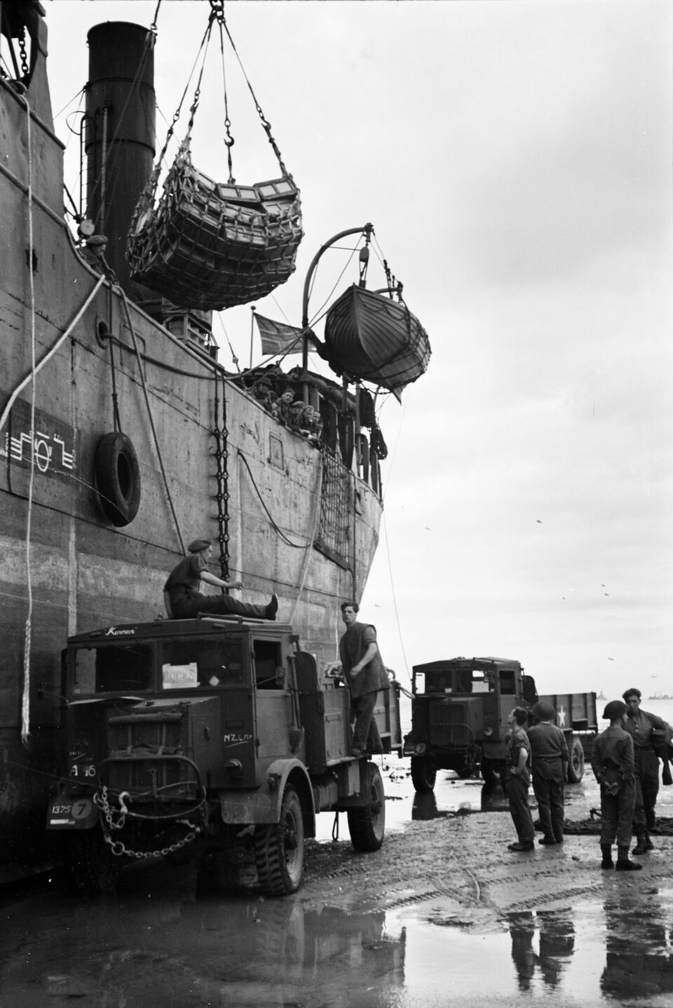 IMPROVISERT: Rett fra lasterommene og om bord i lastebilene ble verdifulle forsyninger flyttet ved lavvann i påvente av tilgjengelig kaikapasitet.