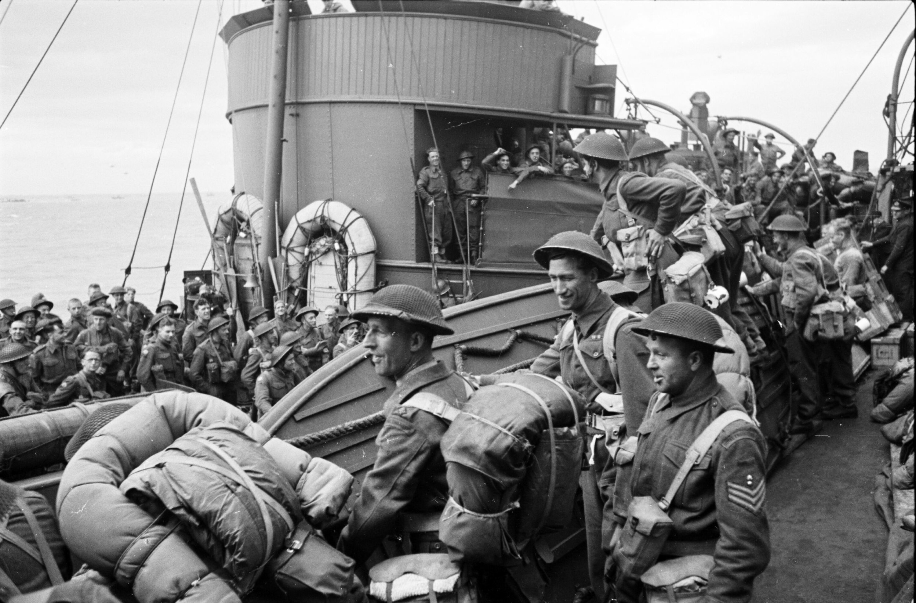 KLAR FOR INNSATS: Vesentlig lettere atmosfære blant ingeniørsoldatene som ble fraktet til Normandie en uke etter D-dagen for å bistå med lossing av forsyninger, enn hos dem som var med i den første angrepsbølgen.