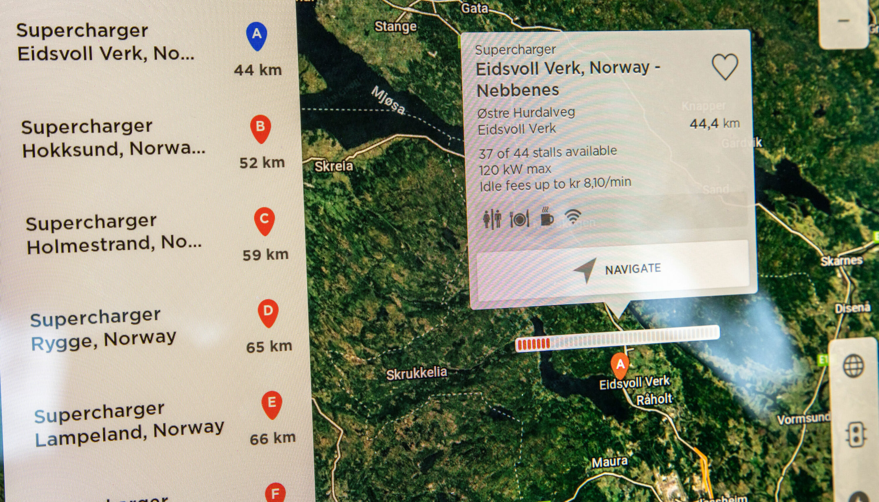 FØLG STRØMMEN: Det er enkelt å finne veien til Teslas ladestasjoner. Informasjon om tilgjengelige ladere formidles i sanntid.