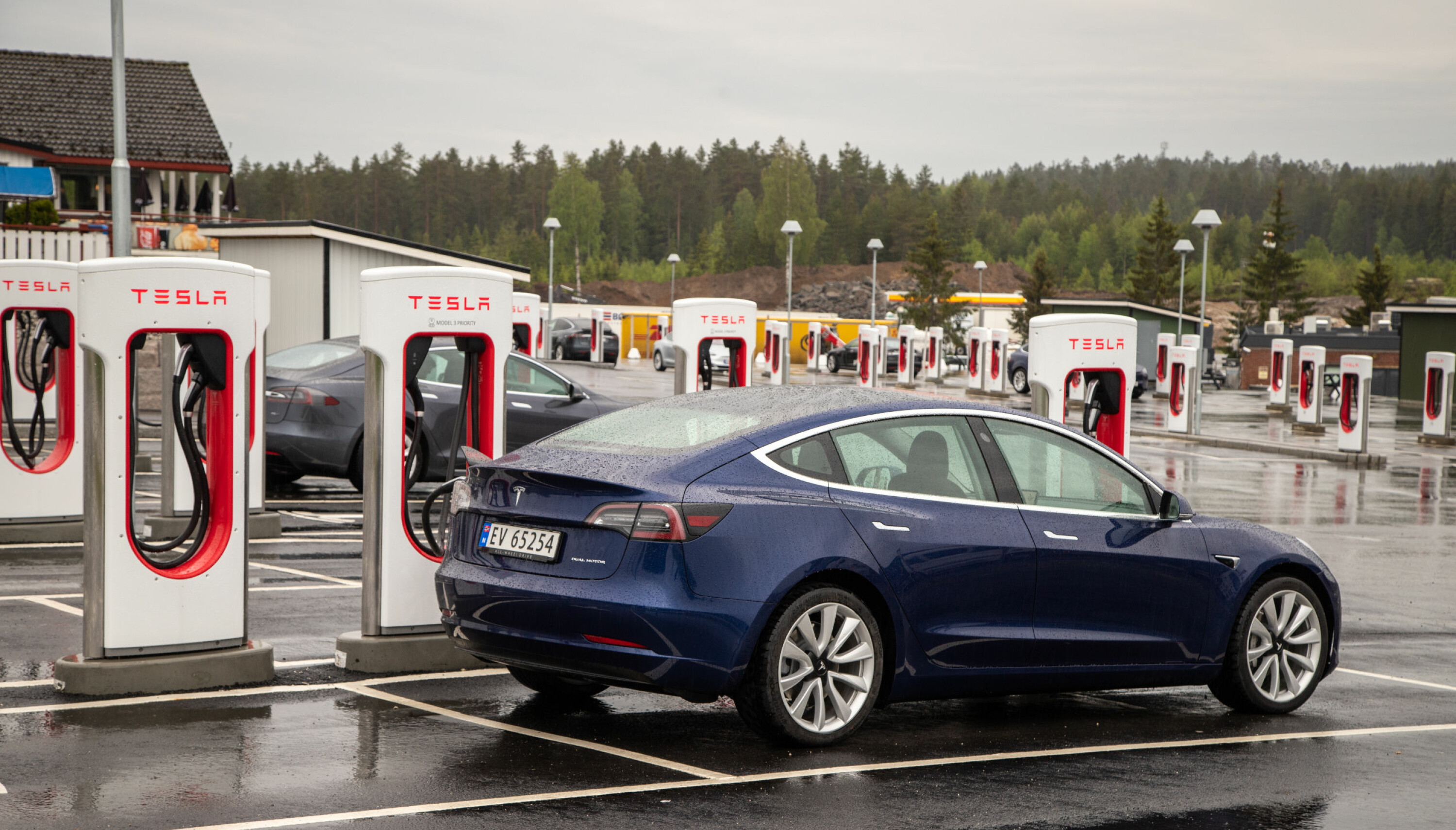 STILIG: På Nebbenes viser Tesla hvordan en ladestasjon skal se ut.