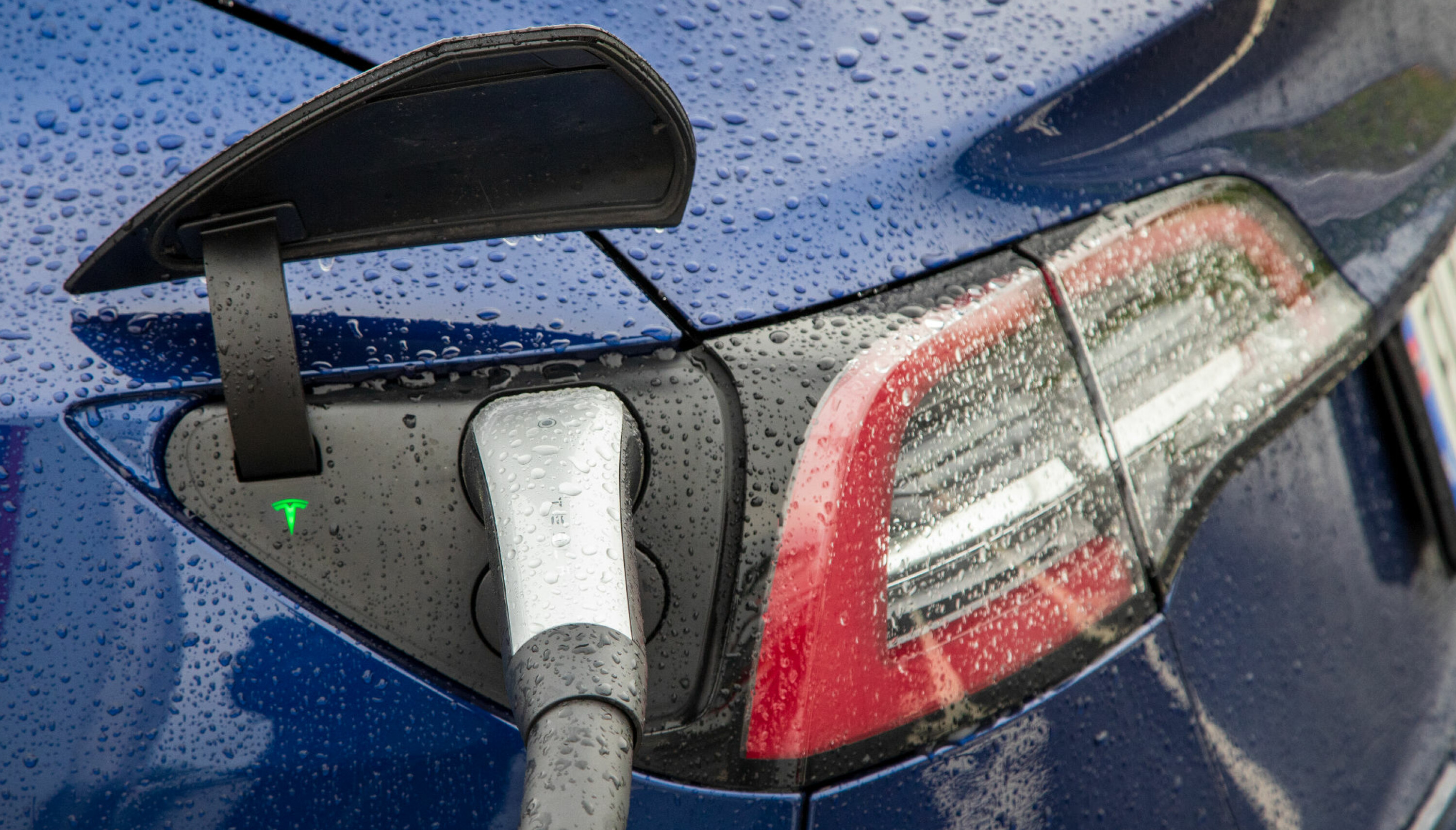 FLEKSIBEL: CCS ladeport gjør at Model 3 kan bruke et stort utvalg av hurtigladere.