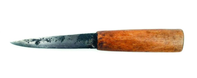 <b>AVGJØRENDE REDSKAP:</b> En håndsmidd kniv, fiskeutstyr og piler med utstyrt med gåsefjær. Alt er typisk for vikingtida og er kopier etter funn. (Foto: Kim Hjardar)