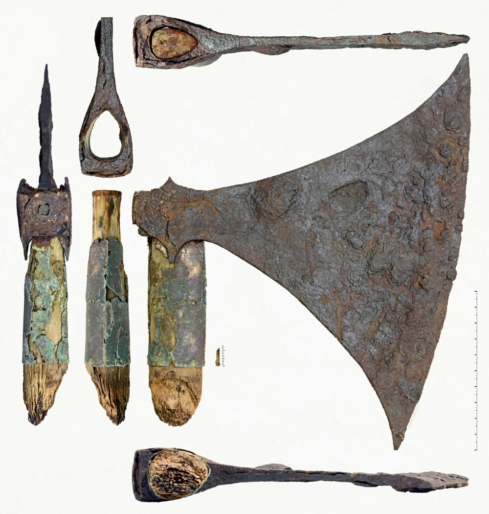 <b>EKTE VARE:</b> Disse gjenstandene er fra en vikinggrav: et fragment fra to mynter, sverd, øks og en stor bek-klump. <br/>(Foto: Vegard Vike/Kulturhistorisk museum, UiO)