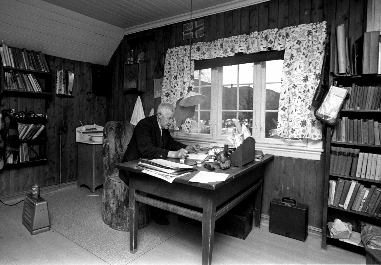 <b>NISSEBAKKEN:</b> Mikkjel Fønhus i arbeidsrommet hjemme på Nissebakken. Her skrev han de fleste av bøkene sine.
