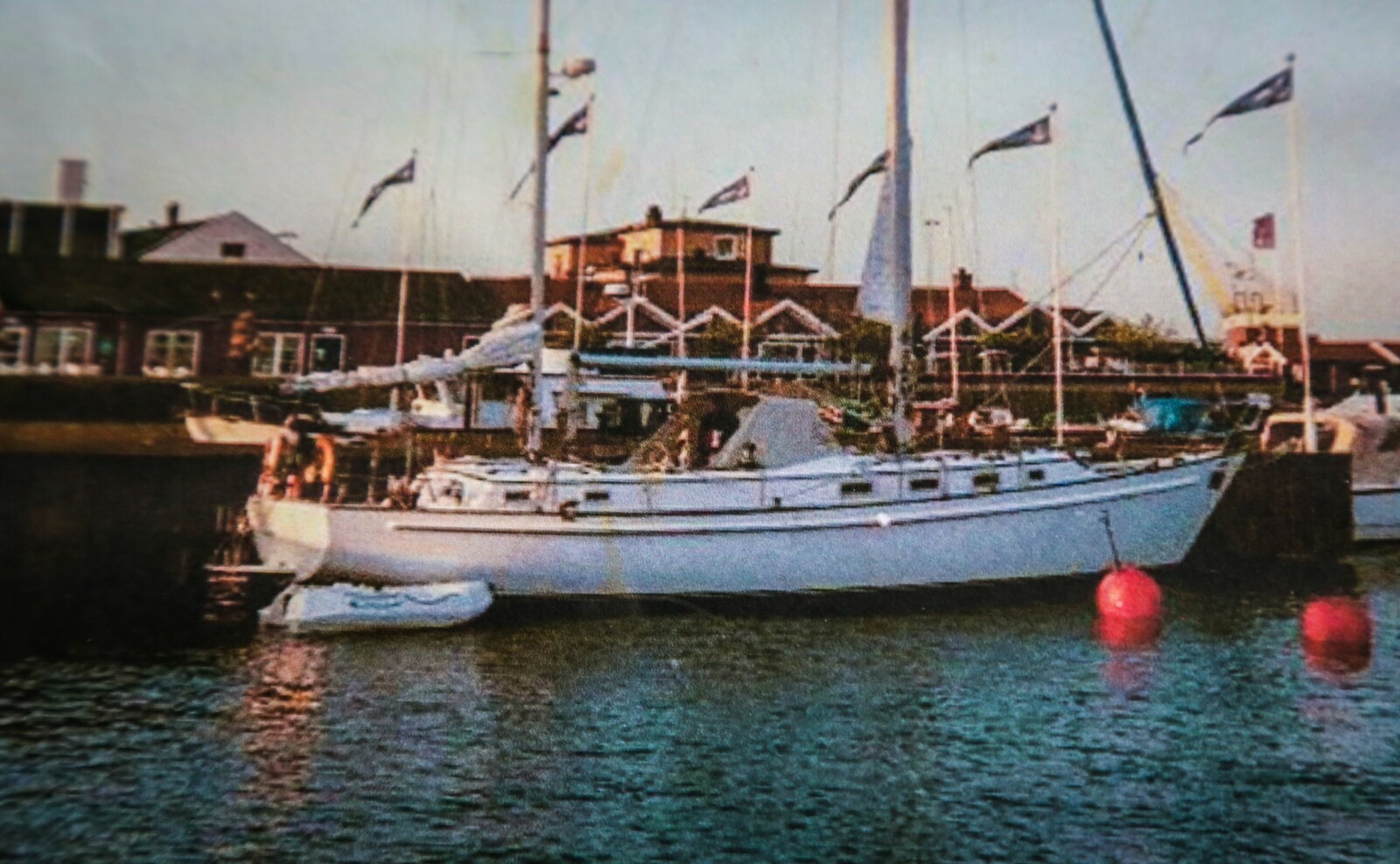 <b>FORSVANT:</b> Her er den store tomastede seilbåten på 46 fot fotografert i Horten havn. Det er et mysterium at det aldri ble funnet en eneste pinne vrakgods etter den.