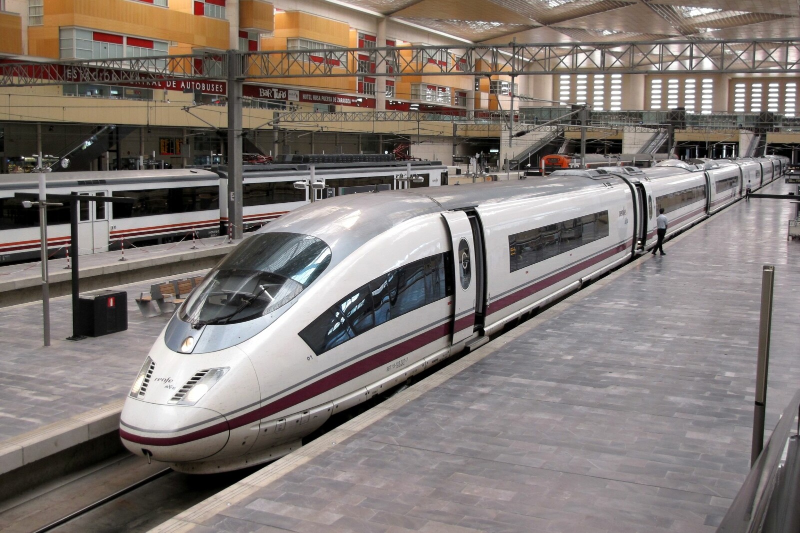 <b>REKORDTOG:</b> Rekorden for et ikke-modifisert tog er 403,7 km/t og ble satt av et Siemens Velaro E-tog på linjen mellom Madrid og Zaragoza i Spania.