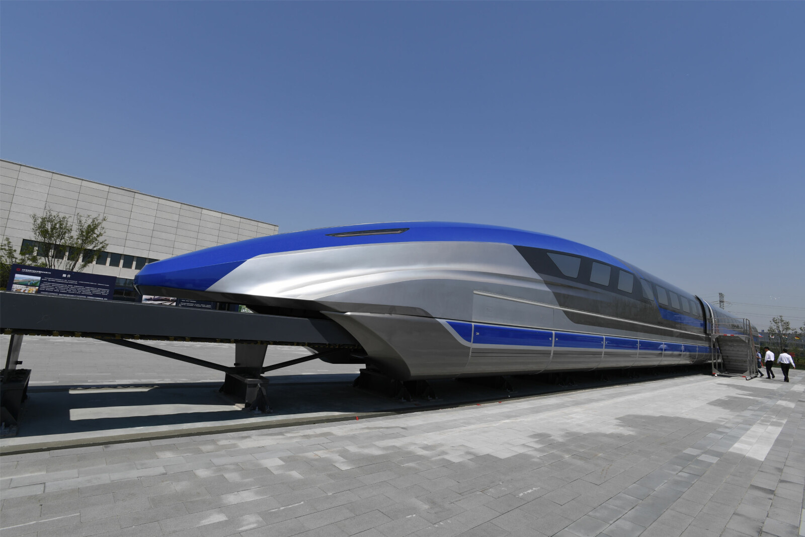 <b>MAGLEV:</b> I mai i år avduket Kina en prototype på sitt første maglev-­tog som de har utviklet selv. Toget er bygget for hastig­heter opp mot 600 km/t.