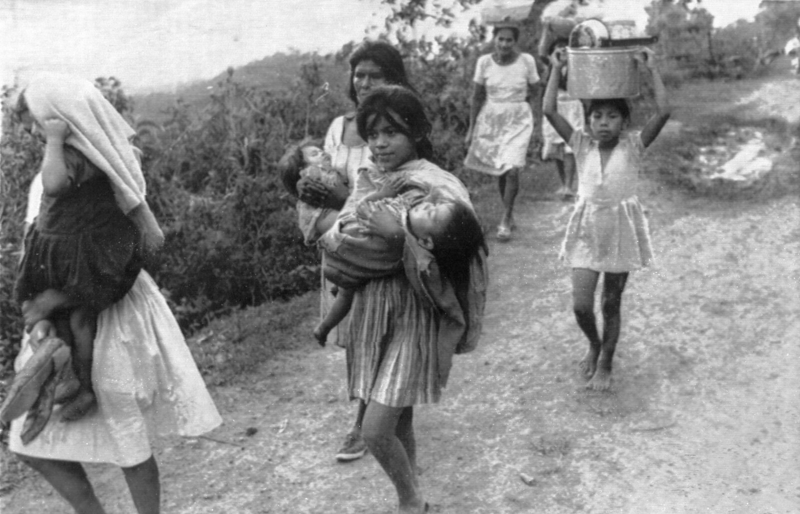 <b>PÅ FLUKT:</b> Sivile rømmer fra Honduras mot sikkerheten i Guatemala i juli 1969, vekk fra intens ild fra salvadoransk artilleri.  