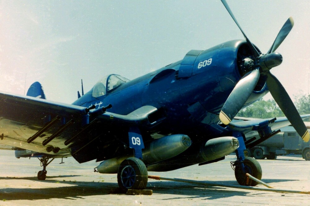 <b>GAMLEMÅTEN:</b> I luften sloss piloter fra landenes flyvåpen i gamle, amerikanske kampfly fra 2. verdenskrig. Med dette Corsair-flyet skjøt en honduransk helt ned tre fiendtlige fly. 