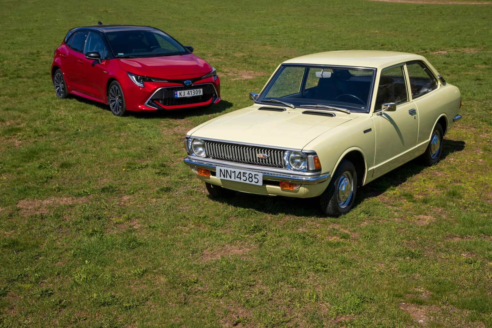 <b>BARE I NAVNET:</b> De heter Toyota Corolla begge to. Ellers er det få likheter når nesten 50 års bilutvikling ligger mellom dem. 