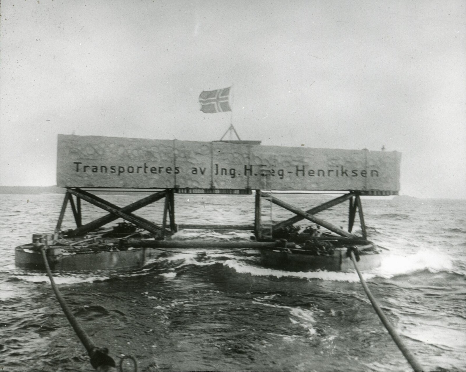 <b>LEKTERE:</b> Granittblokken ble transportert på lektere fra Iddefjorden til Bestumkilen. Bølger var en utfordring og store dampskip ble beordret til å senke farten.