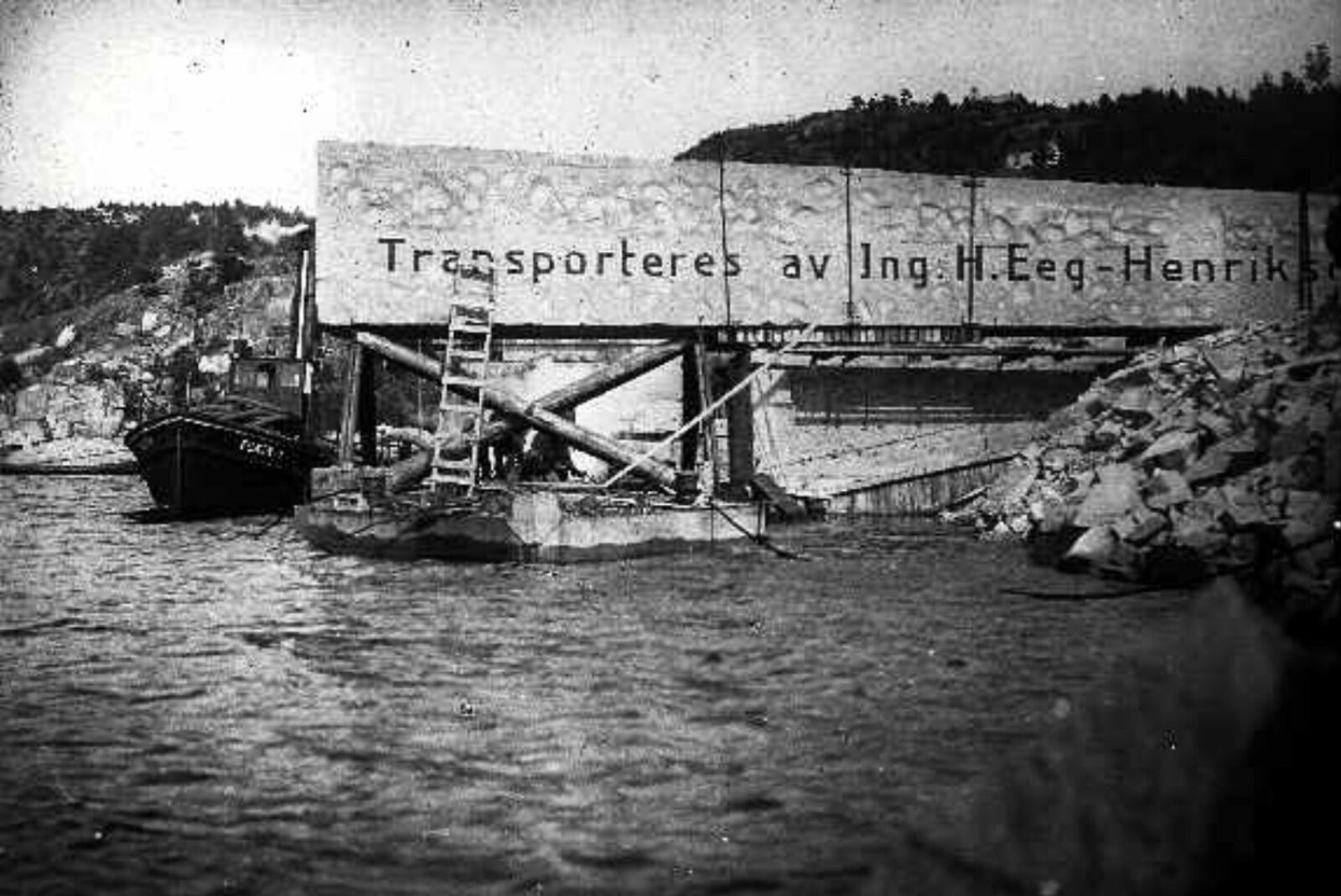 <b>FRA LAND TIL VANN:</b> Granittblokken ble trukket over på lektere <br/>i Iddefjorden i september 1926.  