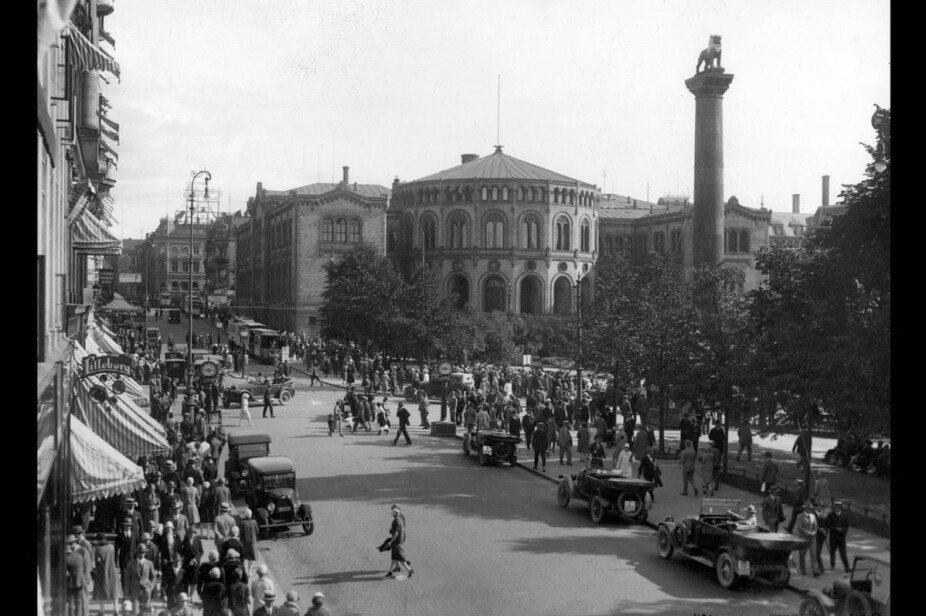 <b>LØVE PÅ TOPPEN:</b> En modell av Eidsvollsmonumentet ble i 1926 oppført på Eidsvolls plass foran Stortinget. Den ferdige søylen kom aldri på plass. 