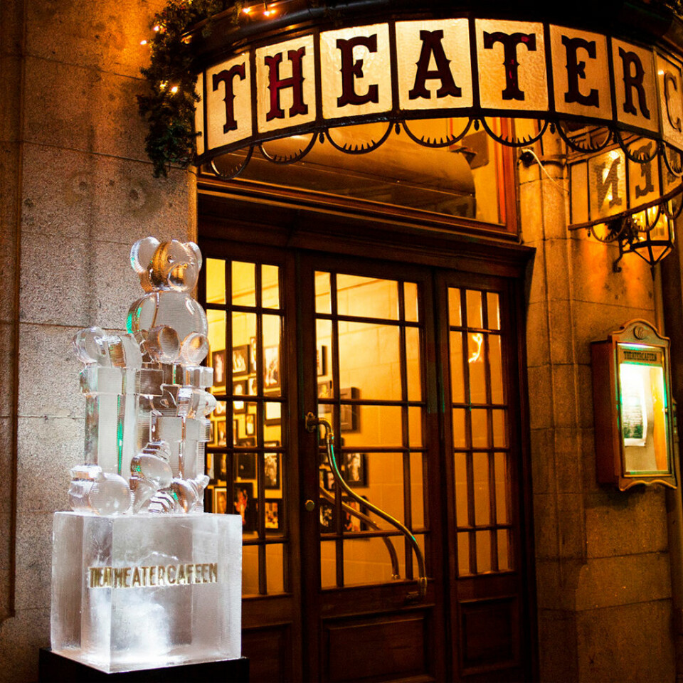 ISKALD PYNT: Mr. Iceman leverer flere isskulpturer, som her til Theatercafeen i Oslo.
