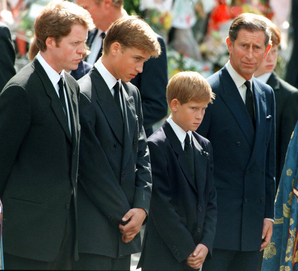 STOR SORG: Prins Harry og prins William var bare 12 og 15 år gamle da prinsesse Diana døde i en bilulykke.
