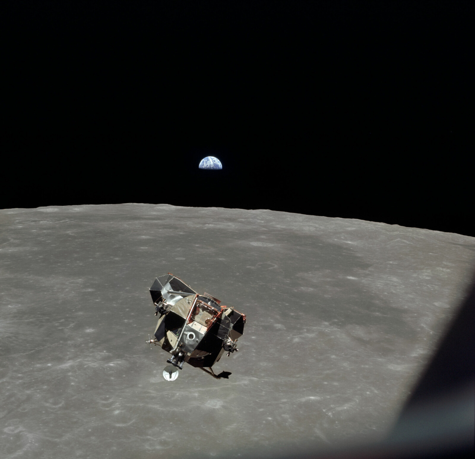 <b>LANGT HJEMMEFRA:</b> Månen, Jorden og landingsfartøyet fotografert av tredjemann i moderfartøyet, Michael Collins, mens det var på vei opp igjen fra Månens overflate. Herfra var det rundt 400 000 kilometer hjem til Jorden.