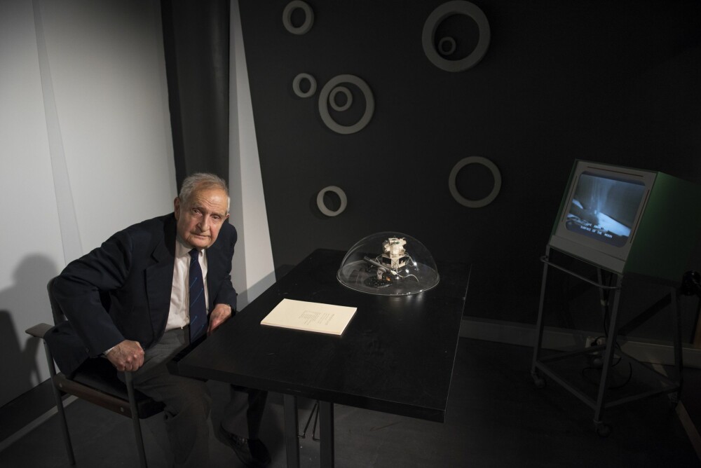<b>HOLDT PUSTEN:</b> Romfartsekspert Erik Tandberg i en rekonstruksjon av fjernsynsstudioet han satt i for 50 år siden som Teknisk museum har laget i forbindelse med jubileet for månelandingen.