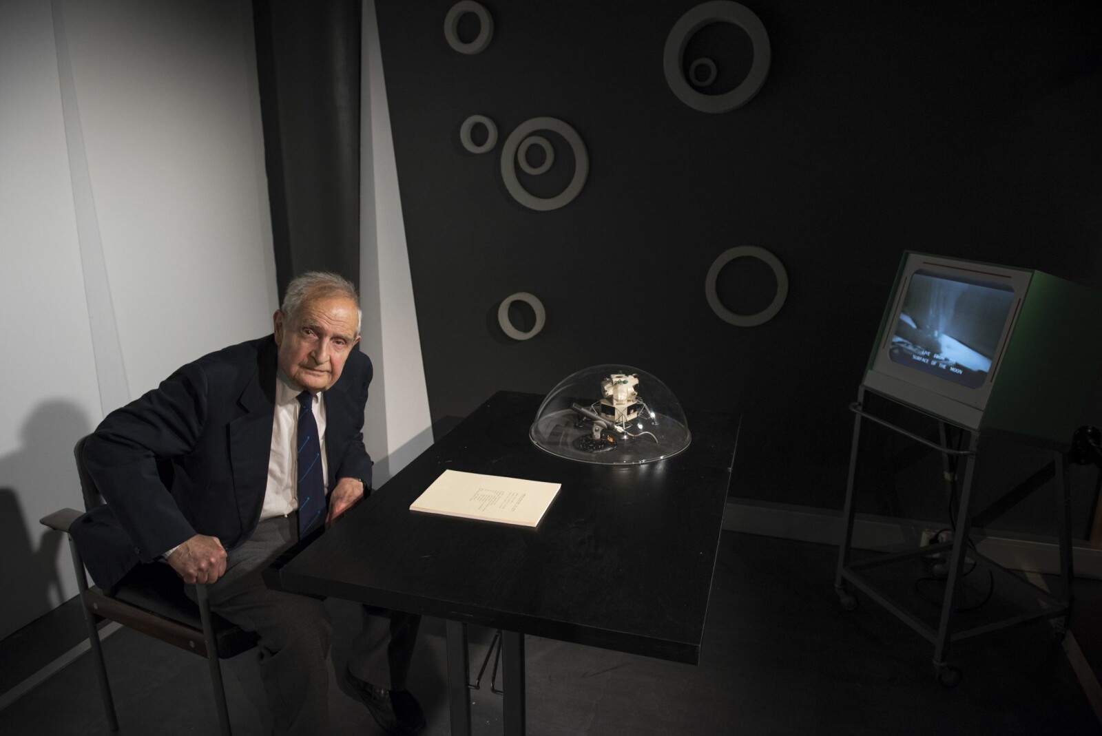 <b>HOLDT PUSTEN:</b> Romfartsekspert Erik Tandberg, som gikk bort 2. mai 2020, i en rekonstruksjon av fjernsynsstudioet han satt i for 50 år siden som Teknisk museum har laget i forbindelse med jubileet for månelandingen.