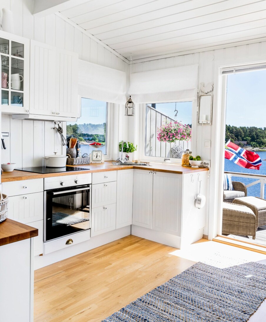 <b>LYST OG PRAKTISK:</b> Kjøkkenet har rene, hvitmalte flater og ny innredning fra Ikea.