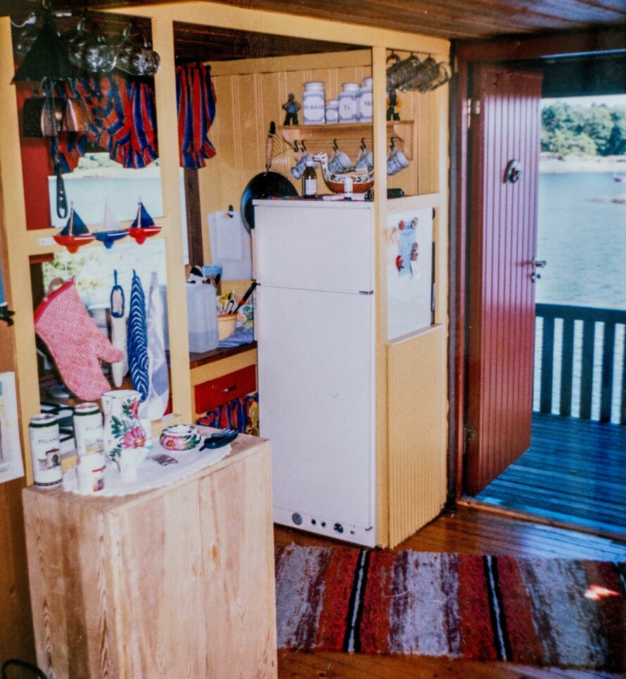 MØRKT: Kjøkkenet har gjennomgått en stor forandring, i likhet med resten av hytta.