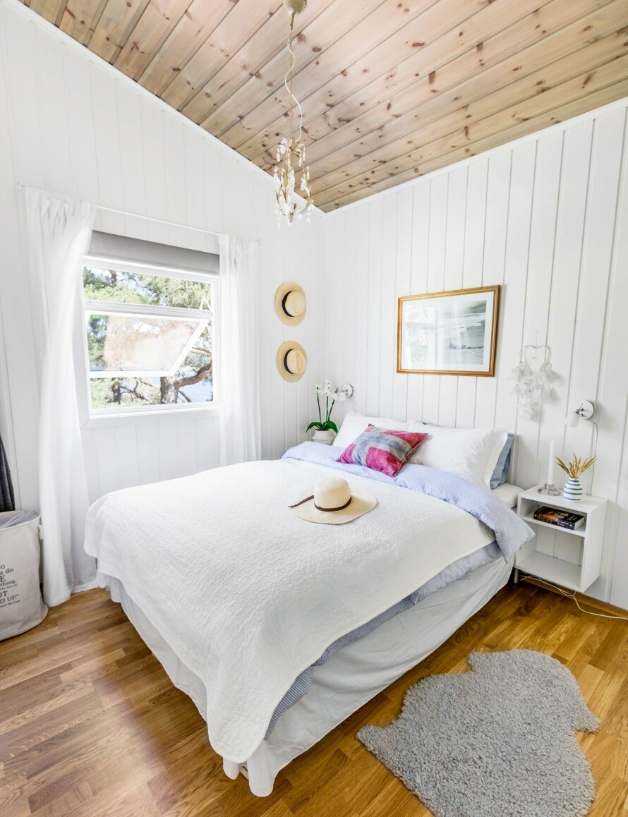 BEISET TAK: Veggene på soverommet er hvitmalte, men for å unngå det Hilde Merete kaller isboks-følelse, er taket beiset i fargen Drivved.