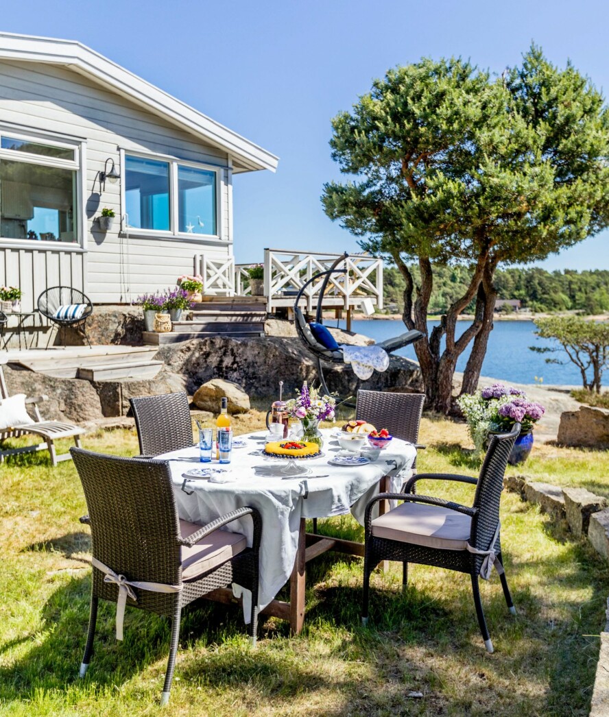 HYGGELIG UTEROM: Det er mange fine sitteplasser rundt hytta, og det er bare å velge om man vil sitte i skyggen eller i solen.